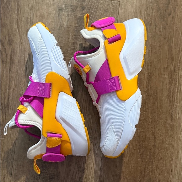 Nike Air Huarache City Low white, fuchsia, and gold color way Size 9 - Picture 4 of 13